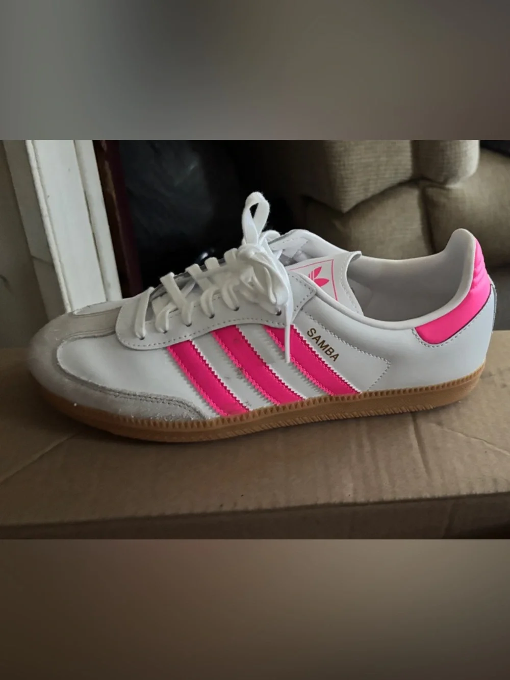 adidas Womens Samba OG Sneakers - White & Bright Pink Size Runs like a 7.5-NIB - Picture 2 of 2